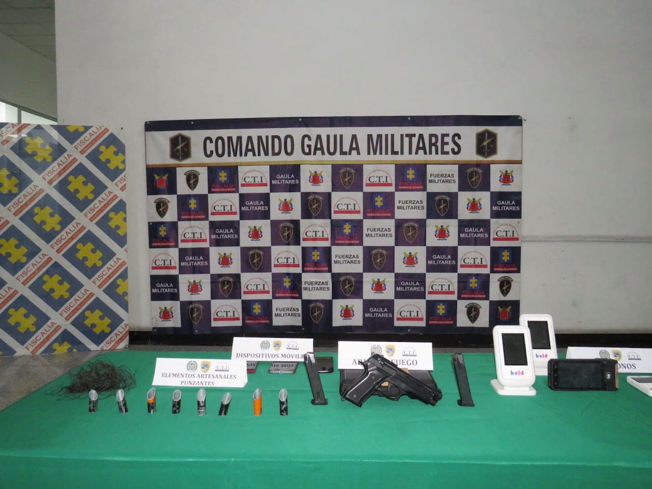 Cuatro datáfonos, 16 celulares, una camioneta y elementos presuntamente utilizados para inmovilizar a las víctimas fueron incautados durante los operativos.