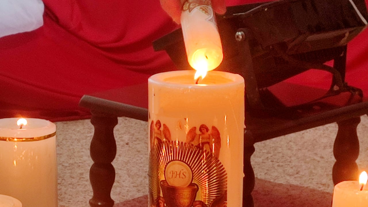 La semana santa es la mejor época para los fabricantes de velas en Cali