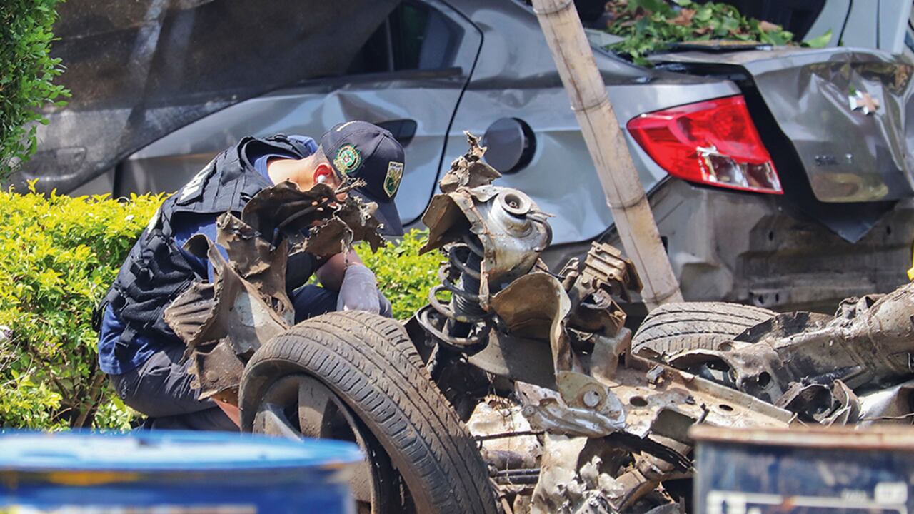 Así quedó el carro bomba que estalló en Potrerito, zona rural de Jamundí, sur del Valle del Cauca. Fue el segundo en menos de dos días en esa zona del país.