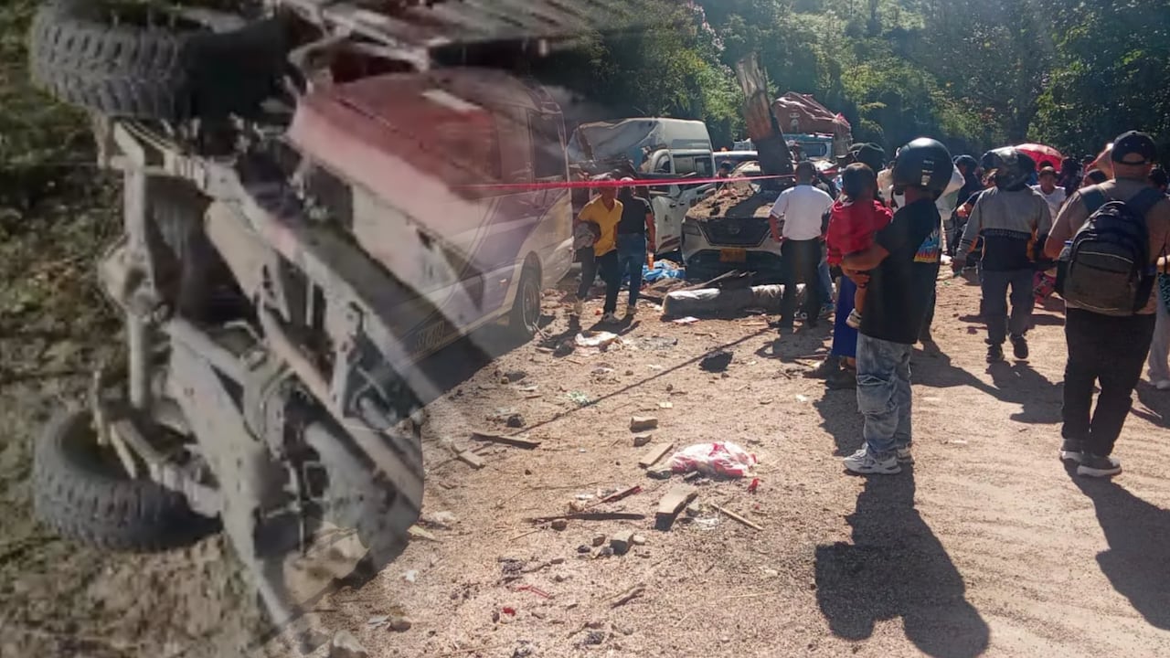 En el sitio del siniestro, la detonación dejó un enorme cráter que atraviesa ambos carriles de la calzada.