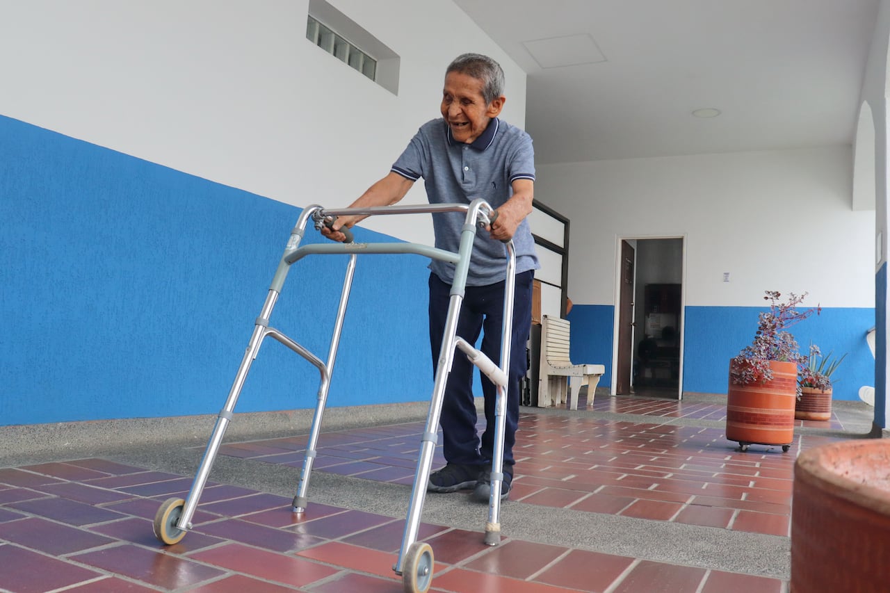 Apolinar, "polo" o "polito" no tiene apellido ni cédula, tiene retraso mental y es sordo ciego, de sus 91 años lleva 80 viviendo en el Instituto de niños ciego y sordos porque nunca fue adoptado, nadie sabe ya de dónde llegó.