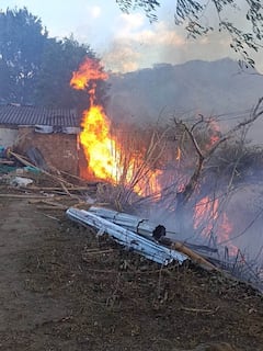 Unidades de los Cuerpos de Bomberos de La Unión y San Bernardo trabajan arduamente para contener un incendio forestal que consumió 25 hectáreas en las veredas Reyes, El Mayo y El Peligro, afectando gravemente cultivos y fauna local.