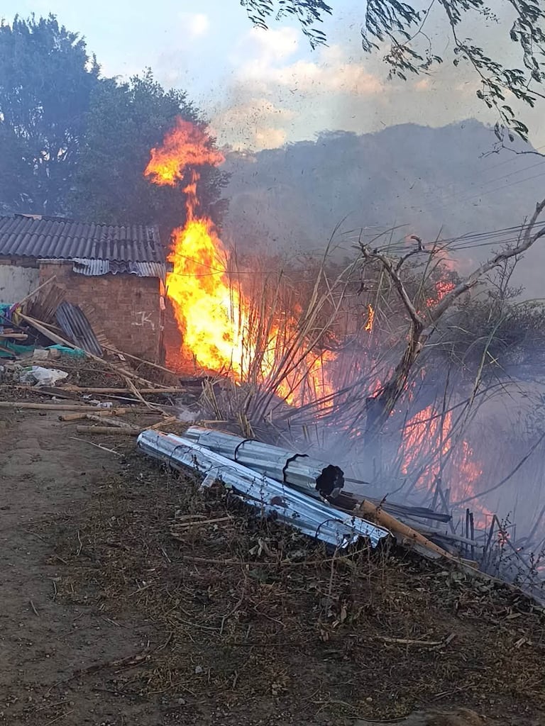Unidades de los Cuerpos de Bomberos de La Unión y San Bernardo trabajan arduamente para contener un incendio forestal que consumió 25 hectáreas en las veredas Reyes, El Mayo y El Peligro, afectando gravemente cultivos y fauna local.