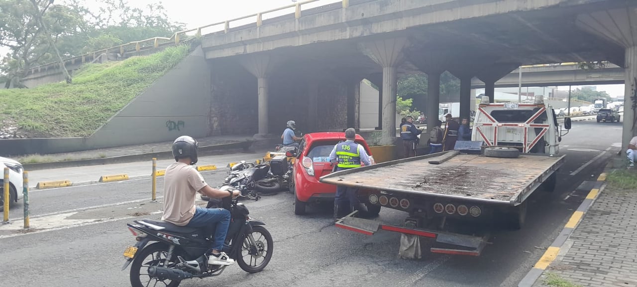 Motociclista quedó aprisionado por duro choque contra un carro en el norte de la ciudad