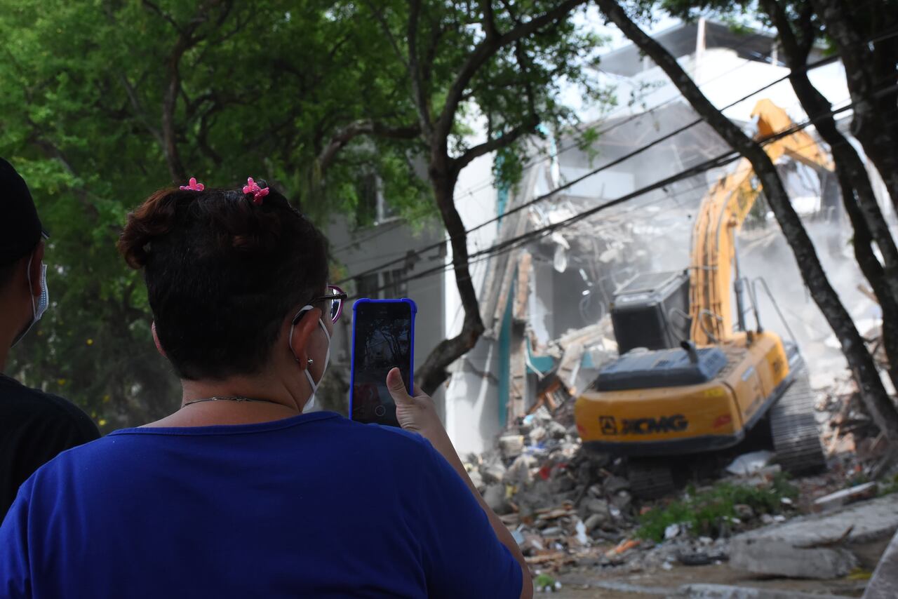 Demolición del Edificio María Mercedes en el barrio Cuarto de Legua.