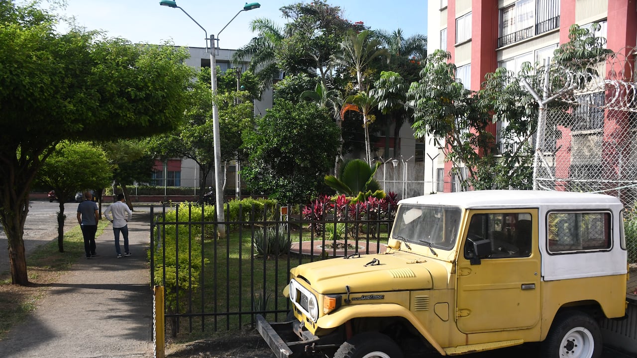 Cali: Informo carros abandonados en parqueaderos y vías pública. foto José L Guzmán