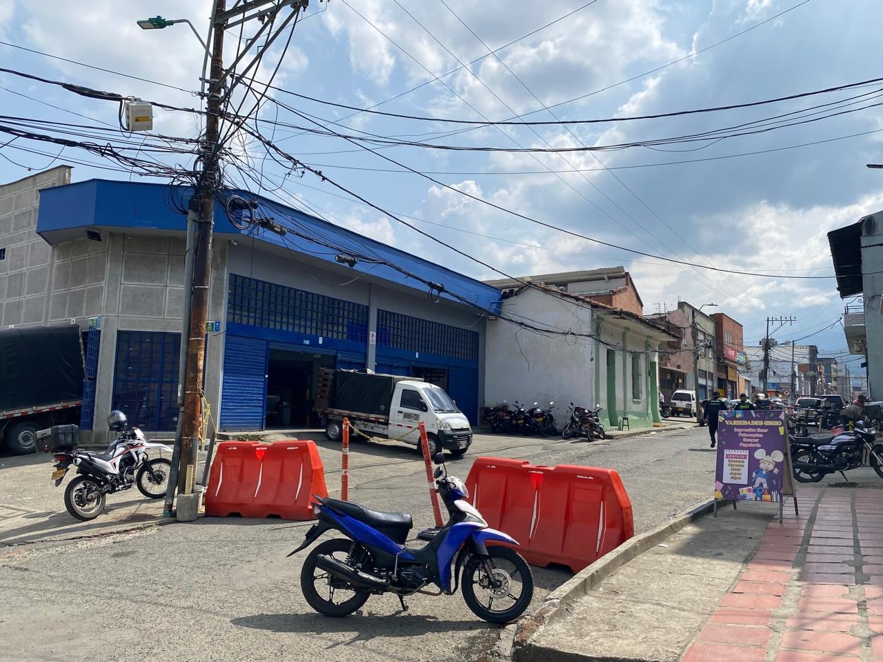 La presencia del Centro de Atención Transitorio en San Nicolás ha transformado la dinámica del barrio: comerciantes y residentes conviven entre operativos, cierre de vías y episodios de intentos de fuga que interrumpen la cotidianidad y mantienen en constante alerta a quienes trabajan y transitan por esta zona del centro de Cali.