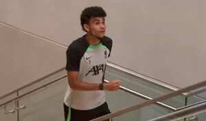 Luis Díaz volvió sonriente al Liverpool tras su paso por la Selección Colombia