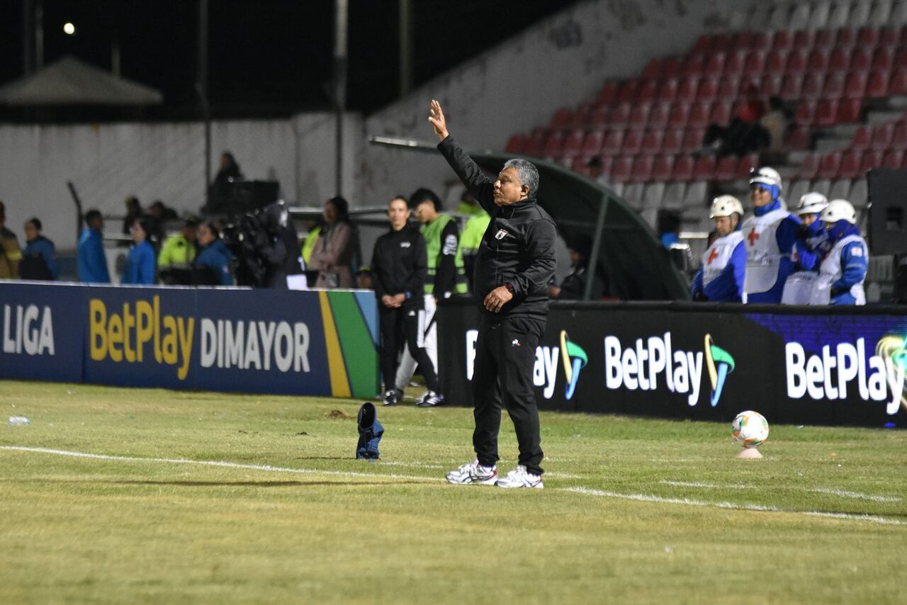 Alex Escobar, asistente técnico del América de Cali, durante el partido contra Boyacá Chicó por la fecha 18 del segundo semestre de la Liga Colombiana 2025.