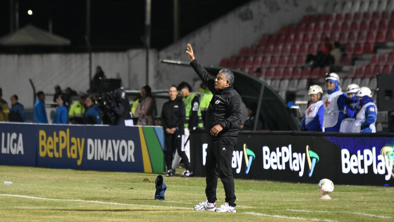 Alex Escobar, asistente técnico del América de Cali, durante el partido contra Boyacá Chicó por la fecha 18 del segundo semestre de la Liga Colombiana 2025.