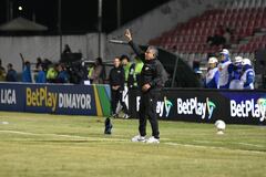 Alex Escobar, asistente técnico del América de Cali, durante el partido contra Boyacá Chicó por la fecha 18 del segundo semestre de la Liga Colombiana 2025.