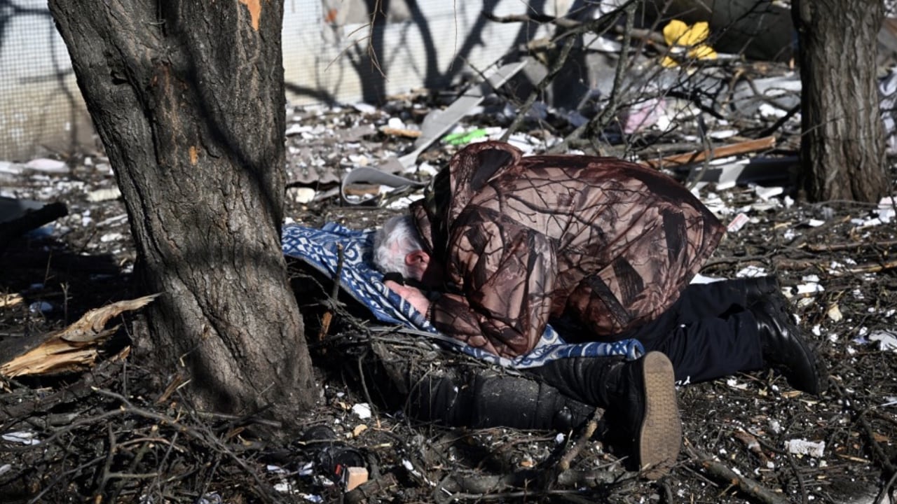 La cifra se conoció desde las autoridades de la ciudad de Chernígov, ubicada al norte de Ucrania. En esta imagen, un ciudadano llora la muerte de un combatiente en la guerra entre Ucrania y Rusia