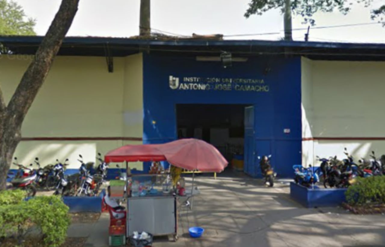El escenario de la emergencia fue la parte externa de la sede principal de la Institución Universitaria Antonio José Camacho, ubicada sobre la avenida 6 Norte.
