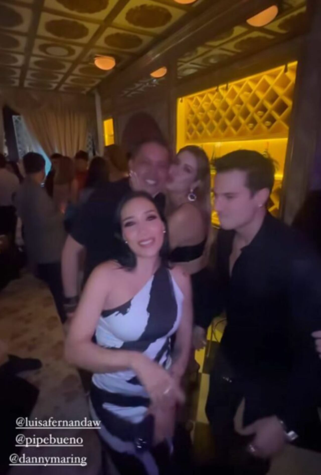 Nanis Ochoa reapareció con Danny Marín en una fiesta y se dieron un beso, pero en la mejilla.