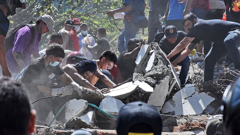 Operativo de búsqueda de sobrevivientes entre las ruinas del edificio colapsado Casa Médica Veno-Estil tras el sismo de magnitud 7.4