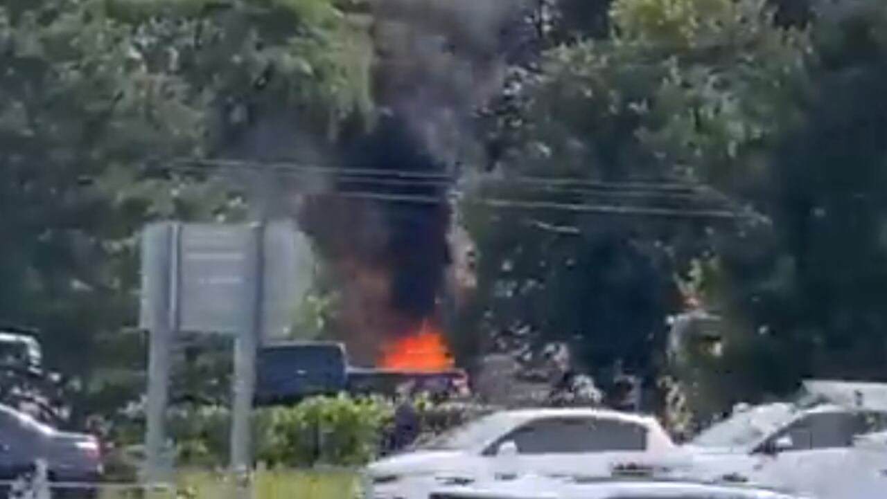 El avión estrelló en un conjunto residencial en Michigan, Estados Unidos.