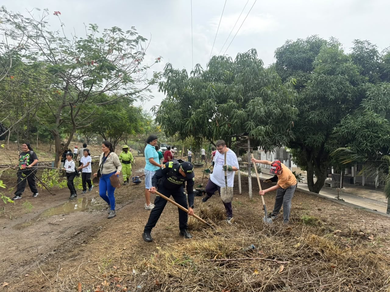 La Policía Nacional y habitantes de la comunidad local se sumaron a las labores operativas y de mantenimiento del separador.
