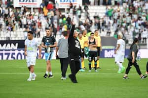 Hernán Darío Herrera saluda a los hinchas de Once Caldas después del triunfo contra Atlético Nacional por la Liga colombiana.