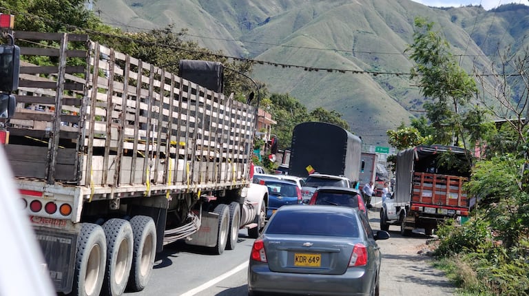 Decenas de vehículos se han visto impedidos de continuar con su circulación en la vía que comunica a Cali con Buenaventura.