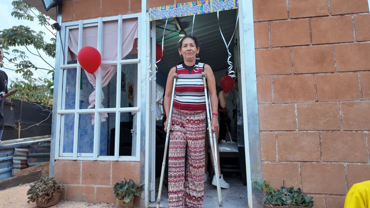 Luz Amparo López, damnificada por el sismo en la Comuna 20, recibió una casa prefabricada y con mobiliario.