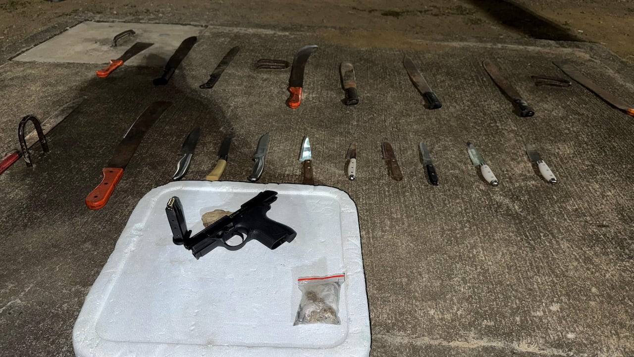 Un arma traumática y varias armas cortopunzantes fueron incautadas.