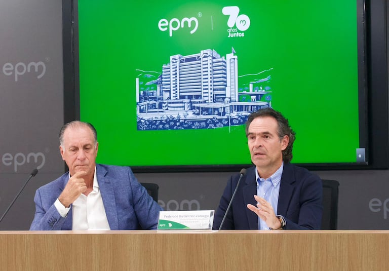 Federico Gutiérrez, quien como alcalde de Medellín, preside la junta directiva de EPM, y John Maya, gerente de la compañía, informaron sobre el plan de enajenación de acciones de Tigo UNE que posee EPM.