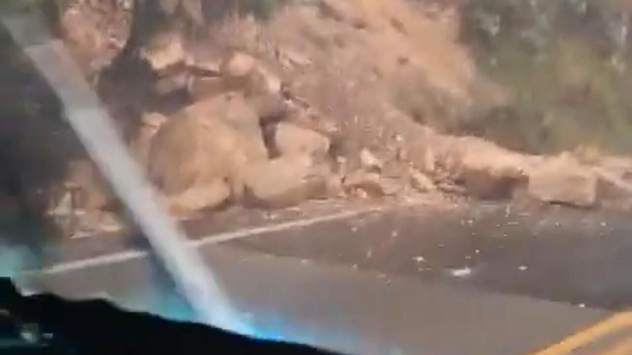 Rocas de gran tamaño cayeron sobre la vía.