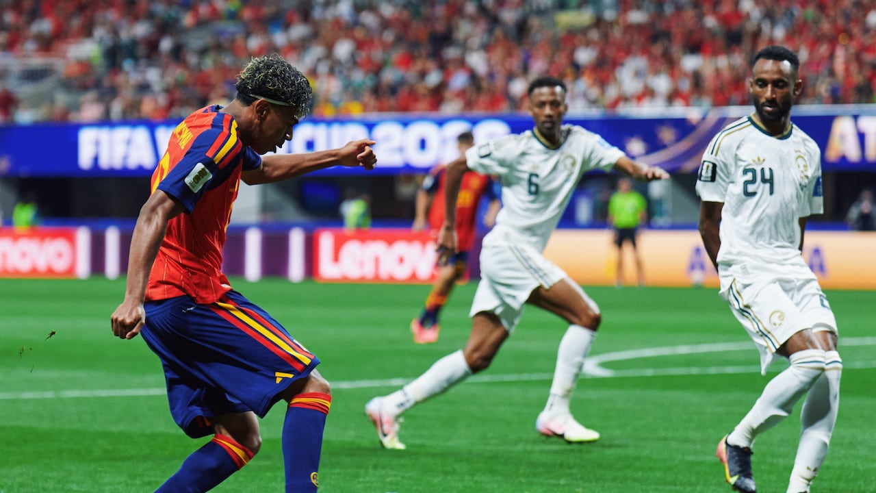 Lamine Yamal disputando una pelota en partido España vs. Arabia Saudita.
