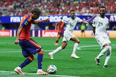 Lamine Yamal disputando una pelota en partido España vs. Arabia Saudita.