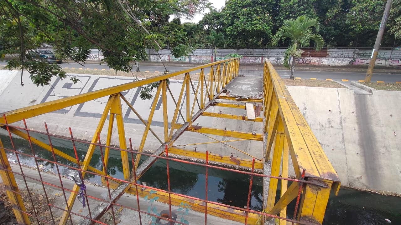 Adultos mayores serían algunos de los más afectados por el cierre del puente, ya que deben recorrer mayores distancias para cruzar hacia zonas cercanas.