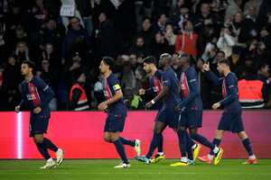Los jugadores del PSG celebran el primer gol de su equipo durante el partido de fútbol de la Liga Francesa Uno entre Paris Saint-Germain y Lyon en el estadio Parc des Princes de París, el domingo 21 de abril de 2024. (Foto AP/Christophe Ena)