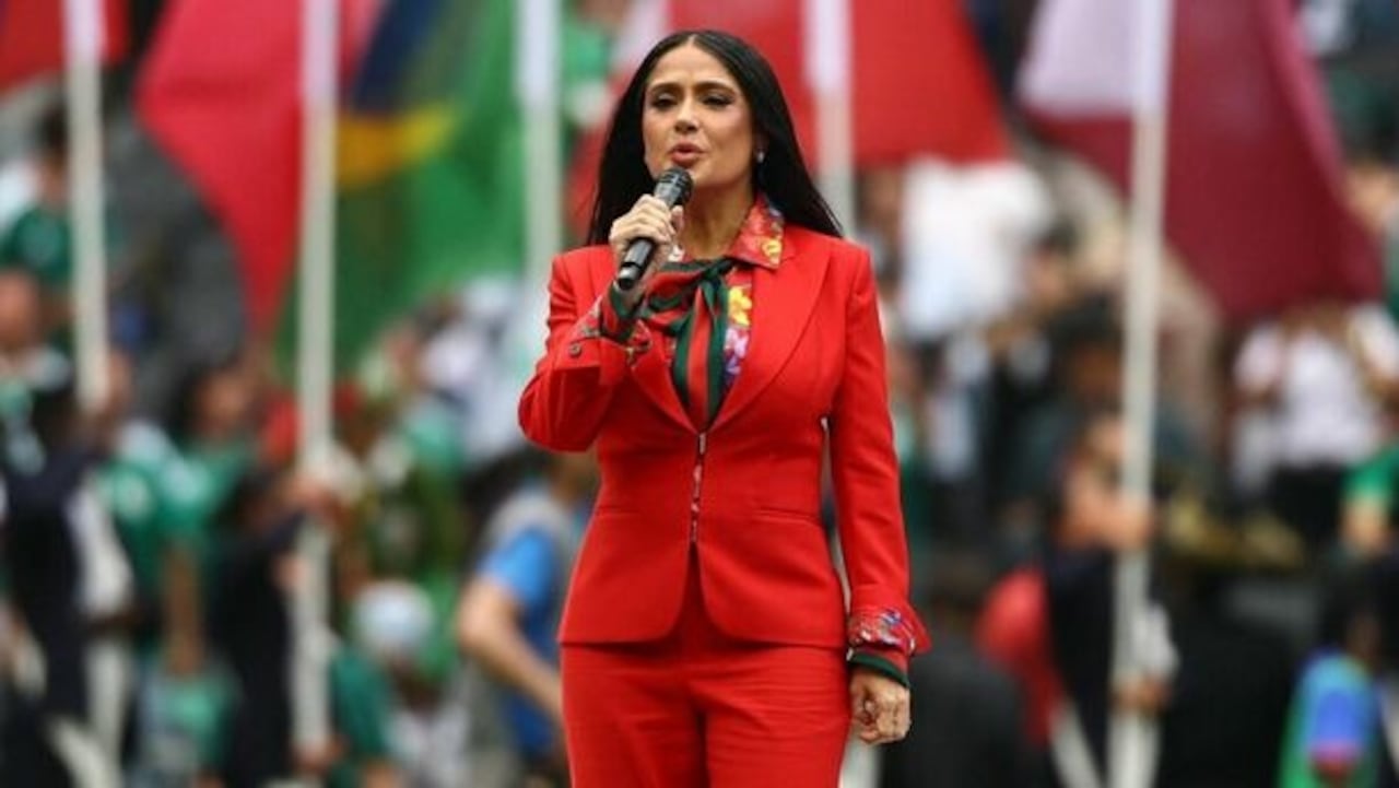 Salma Hayek participó en uno de los momentos centrales de la ceremonia inaugural del Mundial 2026 al portar el trofeo de la Copa del Mundo bajo los protocolos establecidos por la FIFA.