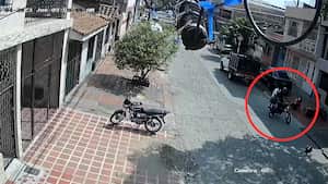 Una cámara de seguridad de Junín captó a los delincuentes involucrados en este robo.