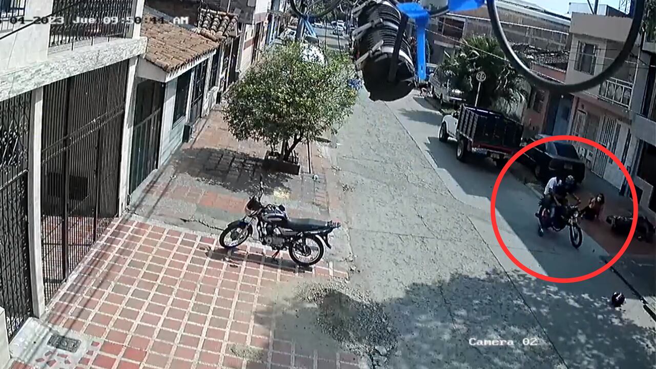 Una cámara de seguridad de Junín captó a los delincuentes involucrados en este robo.