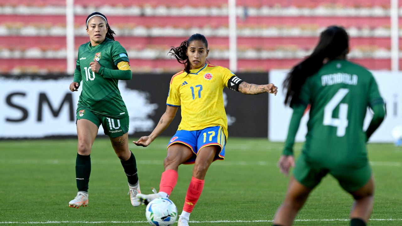 La defensora colombiana #17 Carolina Arias patea el balón ante la mediocampista boliviana #10 Ana Paula Rojas durante el partido de fútbol de la Liga de Naciones Femenina de la Conmebol 2025-26 entre Bolivia y Colombia en el Estadio Hernando Siles en La Paz el 28 de noviembre de 2025. (Foto de Aizar RALDES / AFP)