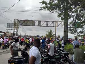 Bloqueo de la comunidad a la altura del puente El Piñal, en Buenaventura.