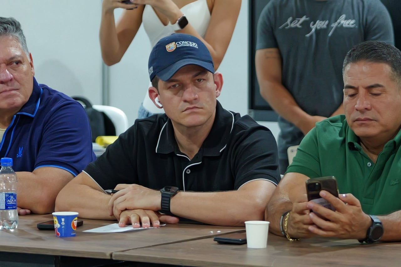 Concejo de Cali en reunión durante el Puesto de Mando Unificado para el seguimiento del terremoto.