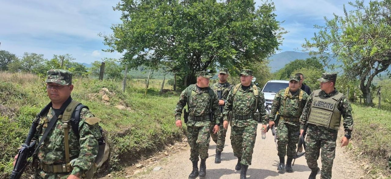 Tropas del Ejército realizaban la evacuación de un capturado señalado de portar material explosivo cuando se registró la emergencia.