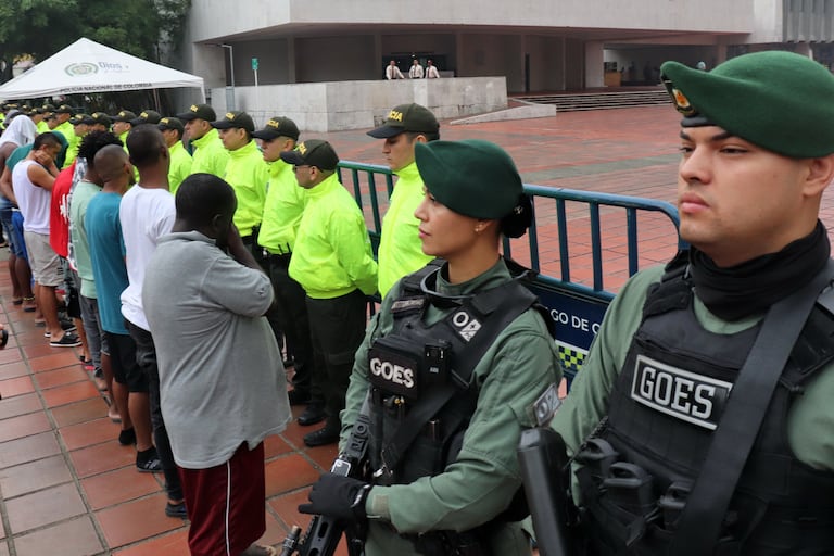 La Policía Metropolitana de Cali y la alcaldía reportaron la captura de 33 personas relacionadas con microtráfico y homicidio.