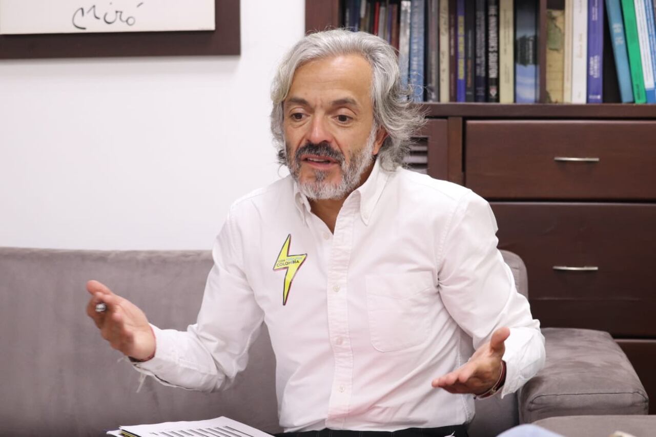 El precandidato no descarta una posible unión con otros contendientes en un futuro cercano.