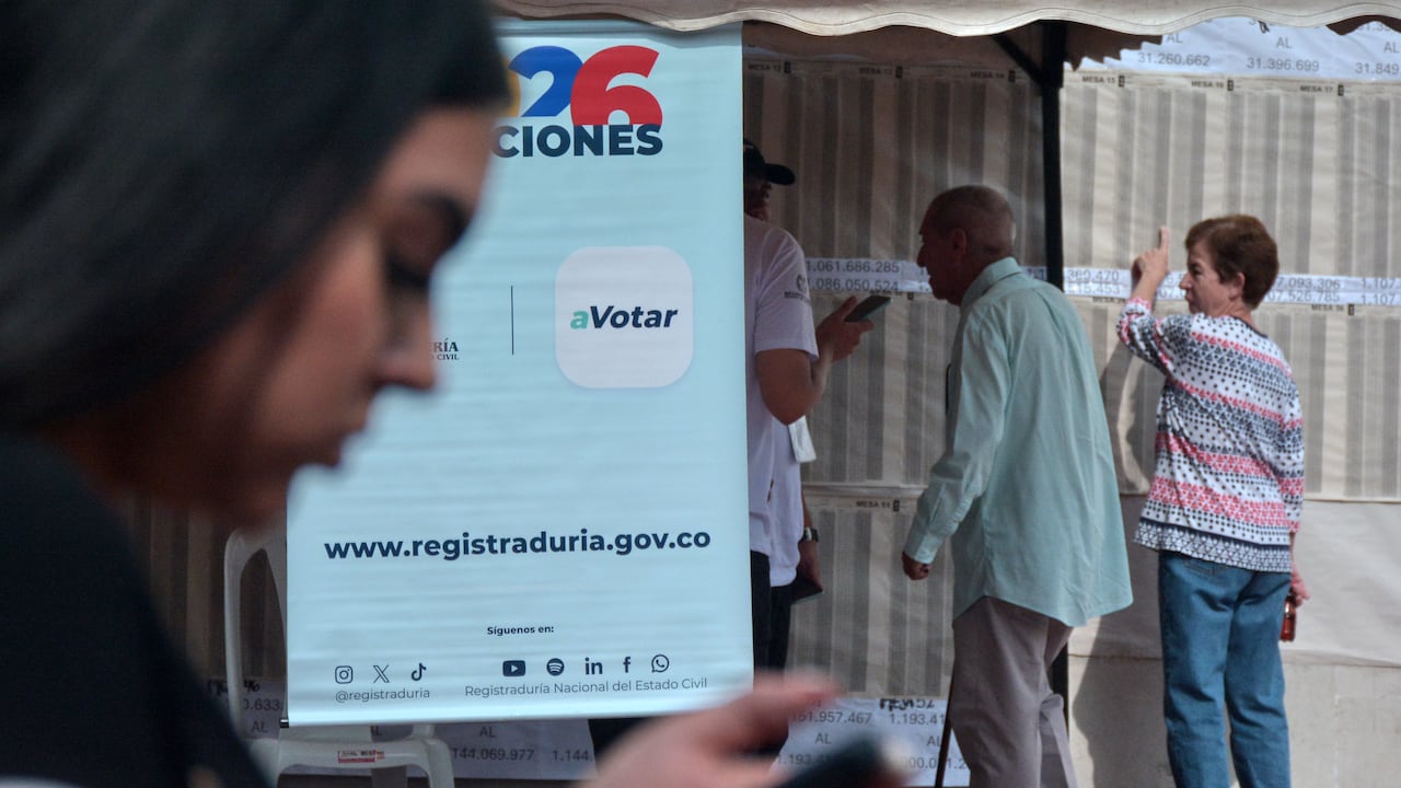 Los colombianos salieron a votar en las urnas para elegir presidente y vicepresidente.