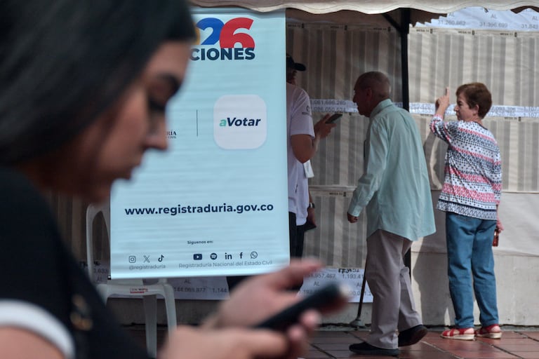 Los colombianos salieron a votar en las urnas para elegir presidente y vicepresidente.