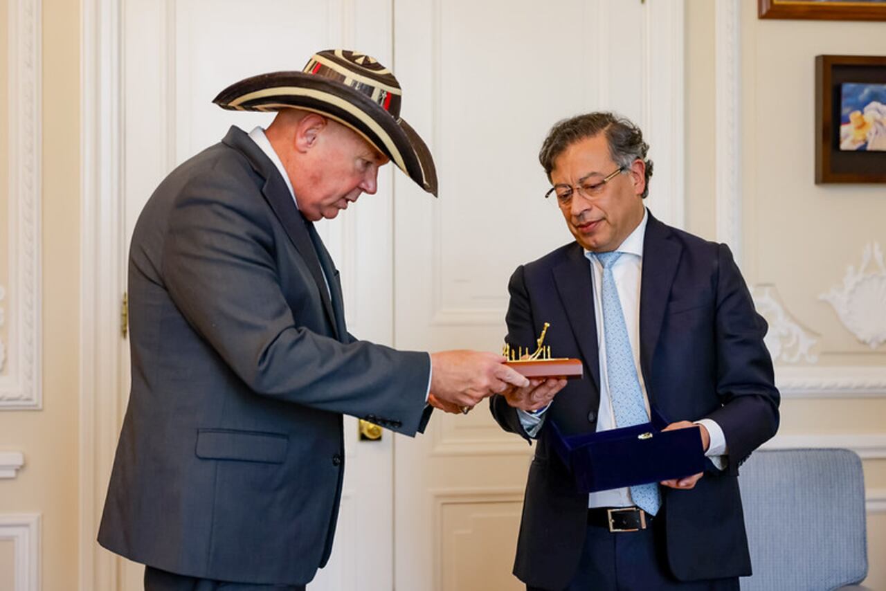 Gustavo Petro y John McNamara