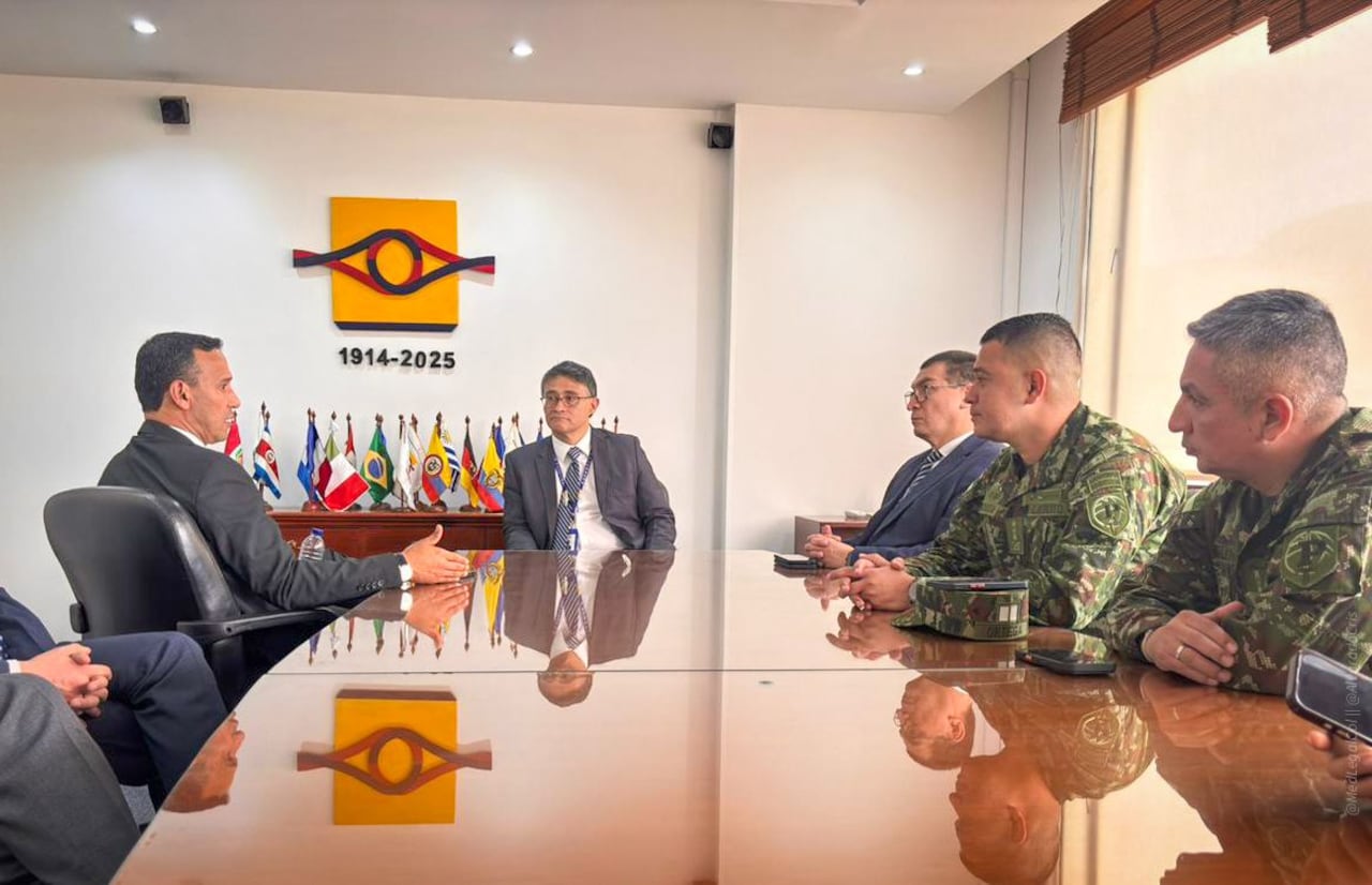 Min Defensa se reunió con el director de Medicina Legal tras el accidente del avión Hércules del Ejército en Putumayo.