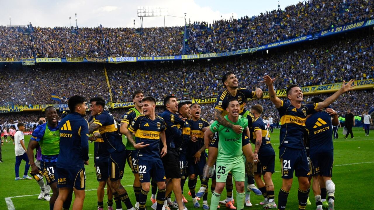 Los jugadores de Boca Juniors celebran su victoria durante el partido del Torneo Clausura 2025 de la Liga Profesional de Fútbol Argentino entre Boca Juniors y River Plate.