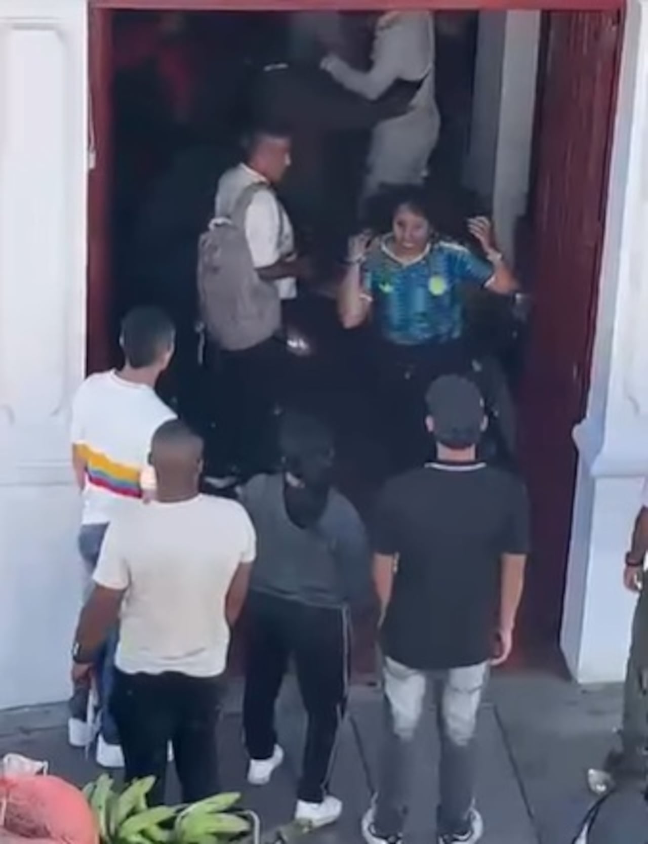 Varias personas intentaron separar a las involucradas y proteger a una de ellas cuando la confrontación se tornó más agresiva.