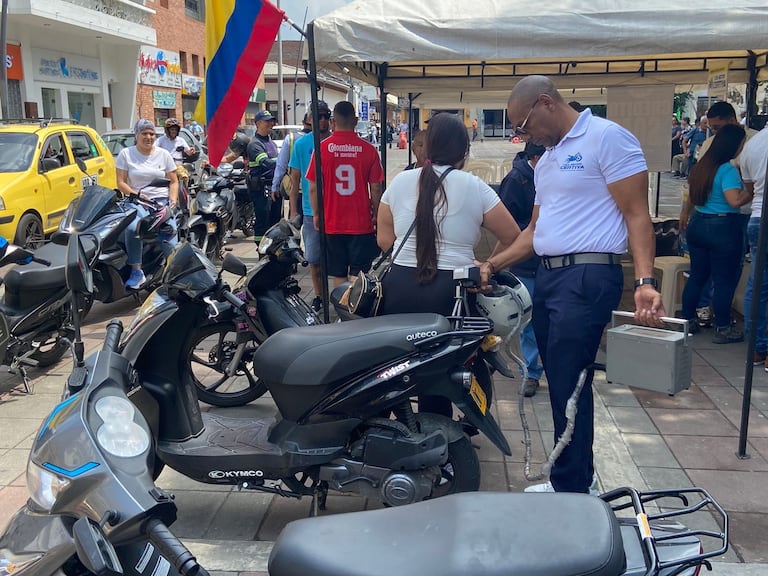Un total de 400 motocicletas participaron en la jornada de marcación gratuita que se cumplió este viernes en la ciudad. Foto: Alcaldía de Palmira / El País.