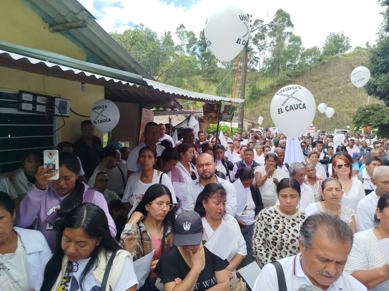 Feligreses se congregaron en la vereda El Túnel, en Cajibío, para participar en la misa campal en memoria de las víctimas del atentado registrado en este punto de la Panamericana.