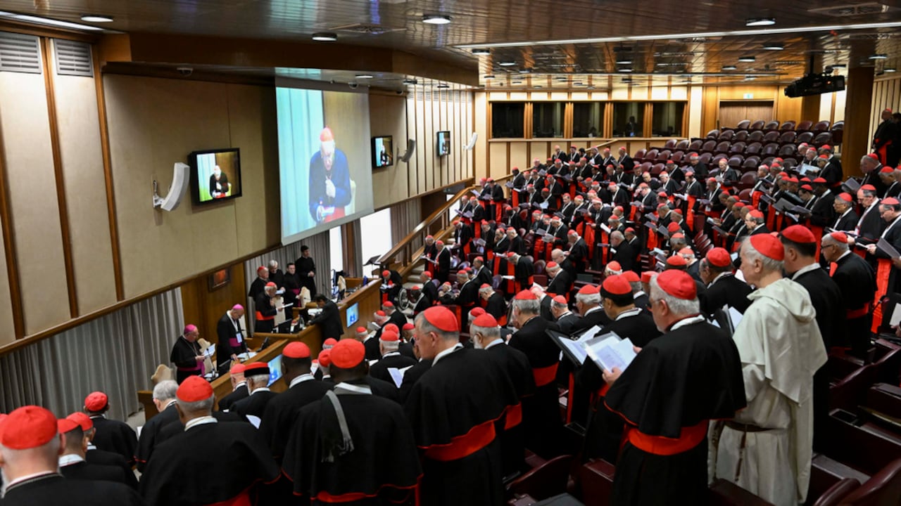 La Congregación de Cardenales se reúne por quinta vez en el Aula Nueva del Sínodo tras la muerte del Papa Francisco, el lunes 28 de abril de 2025. (Vatican Media vía AP)