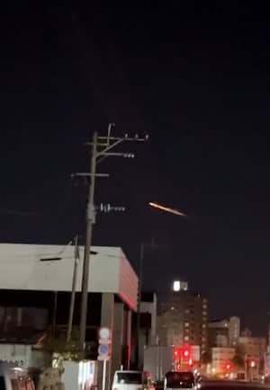 Ciudadanos captan el momento, cuando un meteorito, ilumina el cielo de Japón.